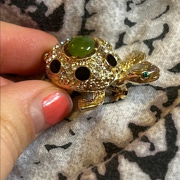 90’s Vintage Gold and Black Turtle Brooch with Crystal Glass jadeite Green Gem - Picture 6 of 6